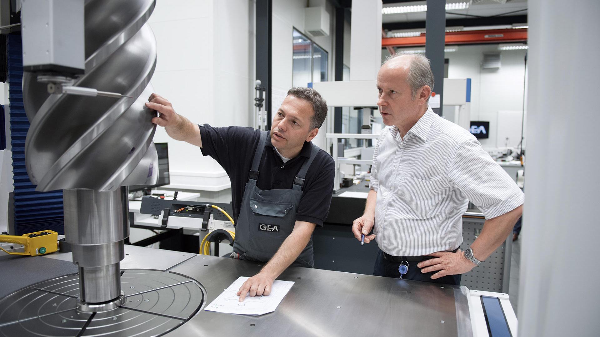 Carsten Göbel และ Harald Wilke ร่วมแลกเปลี่ยนความคิดเห็นเกี่ยวกับกระบวนการวัดโรเตอร์ โดยใช้เครื่อง ZEISS MMZ ณ ห้องปฏิบัติการวัดของบริษัท GEA Refrigeration Germany