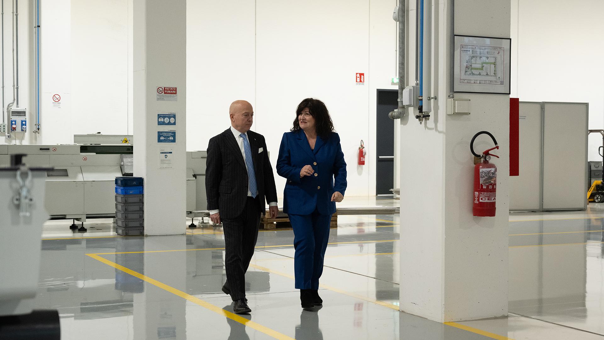 Mr. Stefano Poggipolini เป็น CEO และ Mrs. Rosanna Masi เป็น CEO และ CFO