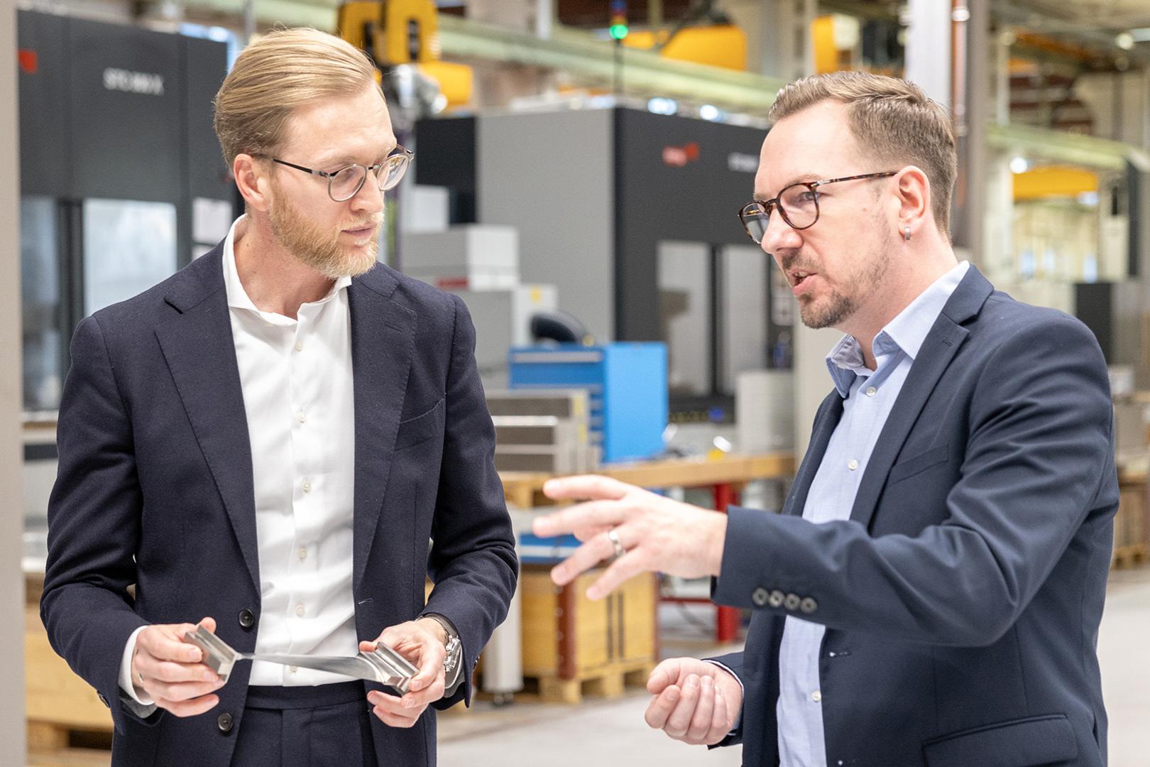 Roland Ziltener ผู้อำนวยการโรงงานของ Starrag AG (ขวา) และ Ivan Nytsch หัวหน้าฝ่ายการบินและอวกาศของกลุ่มลูกค้าทั่วโลก (ซ้าย)