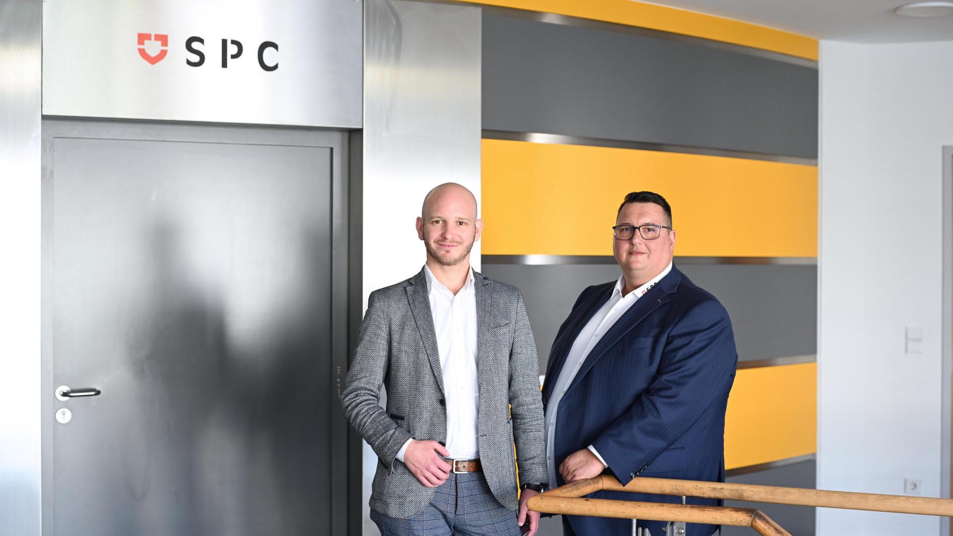 Alexander Maier กรรมการผู้จัดการและ Thomas Schaupp ผู้จัดการห้องปฏิบัติการของ SPC