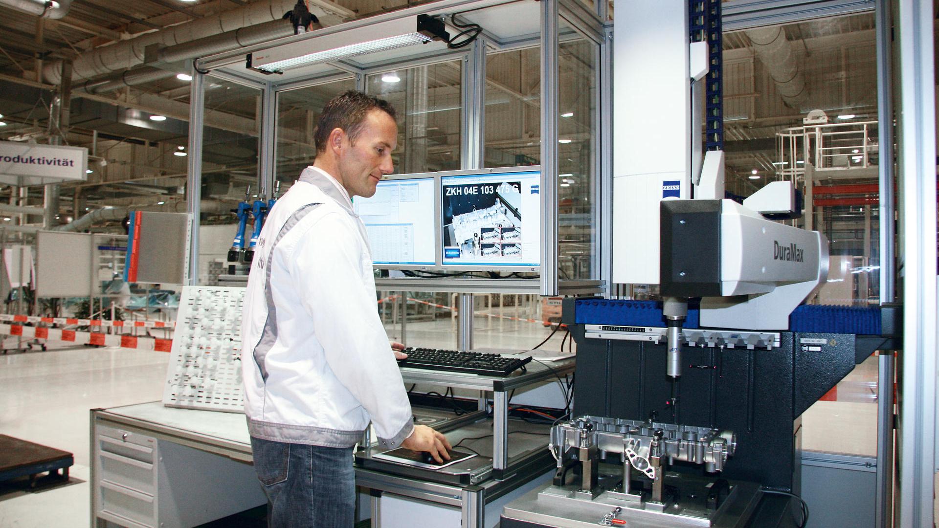 ที่โรงงานเครื่องยนต์ Chemnitz ของ Volkswagen Sachsen GmbH เครื่องวัดพิกัด 3 มิติ ZEISS DuraMax ที่ตั้งโปรแกรมได้อย่างยืดหยุ่นจะใช้สำหรับการวัดตัวอย่างแบบสุ่มในพื้นที่การผลิต