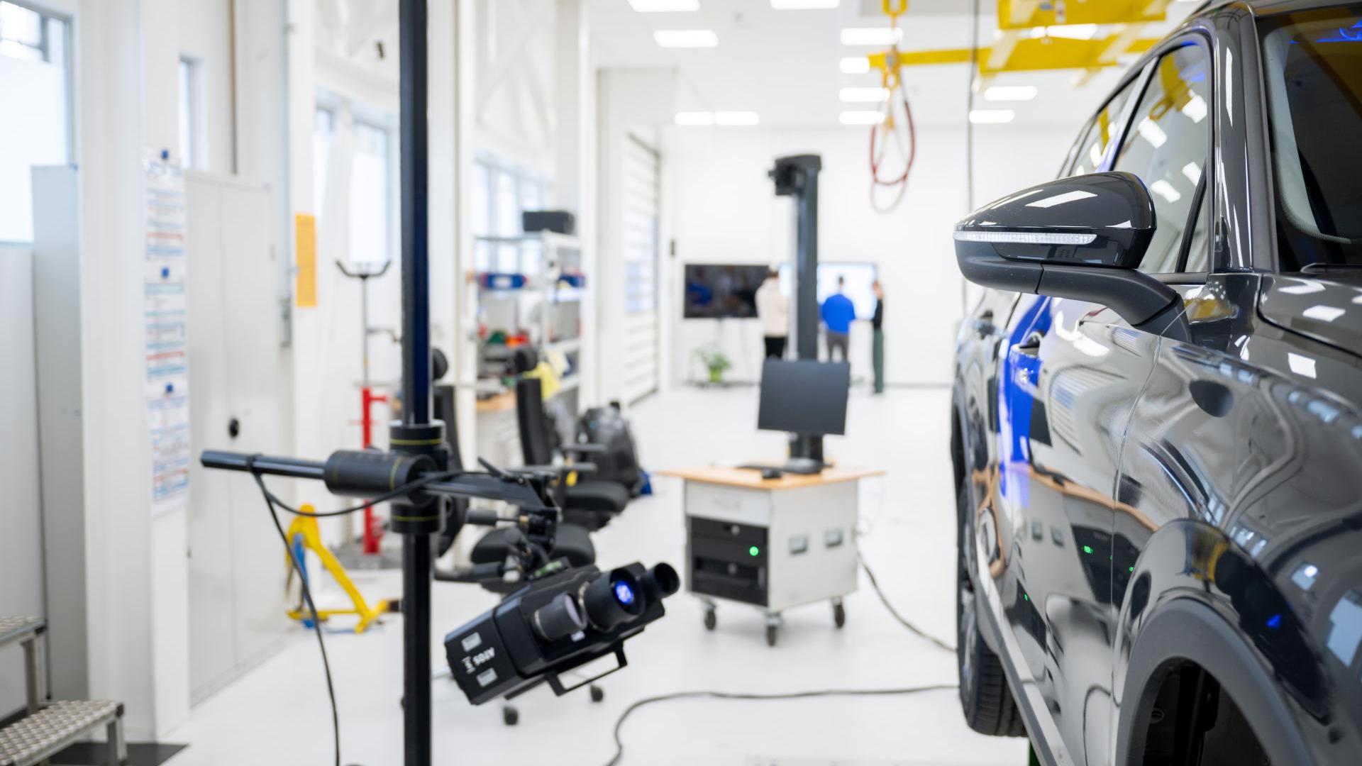 Volkswagen ใช้เทคโนโลยีการวัดที่หลากหลาย ในกรณีนี้คือเครื่องสแกน 3 มิติแบบออปติคอลในห้องวัด