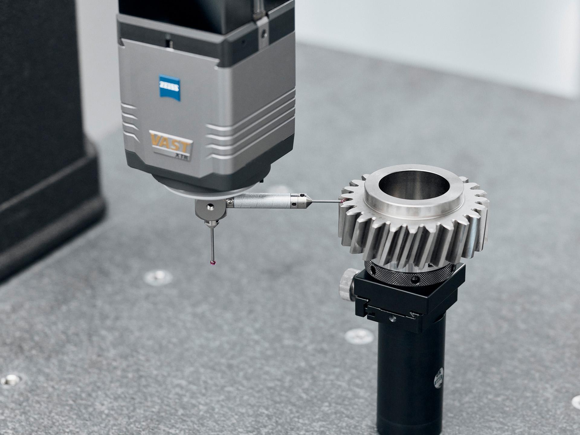 ZEISS VAST XTR gold พร้อมข้อต่อแบบหมุนช่วยให้สามารถวางตำแหน่งเชิงมุมต่าง ๆ ได้