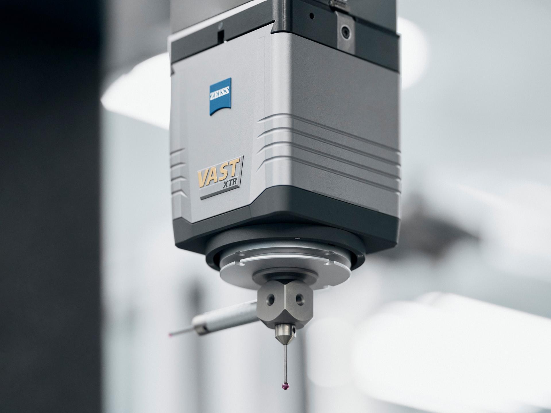 ZEISS VAST XTR gold พร้อมข้อต่อแบบหมุนช่วยให้สามารถวางตำแหน่งเชิงมุมต่าง ๆ ได้
