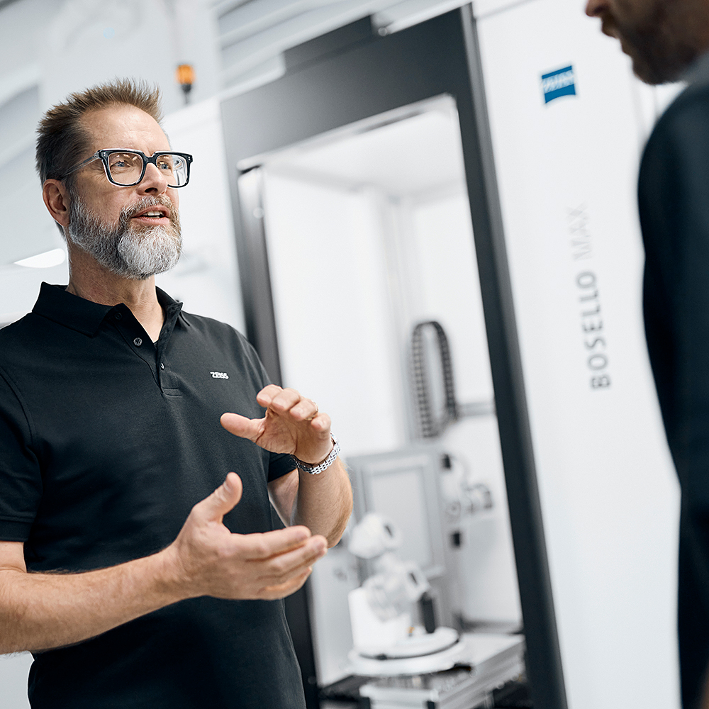 ช่างเทคนิคบริการที่มีประสบการณ์สำหรับระบบ 2D X-ray ของ ZEISS BOSELLO